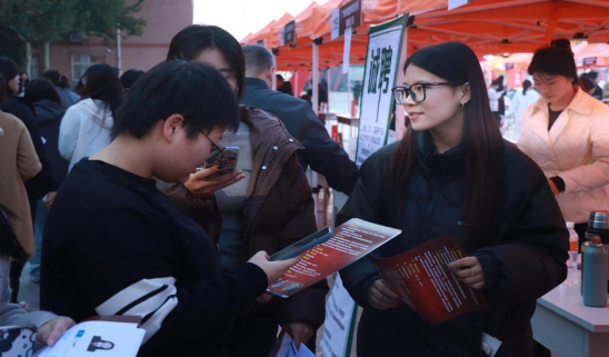 bat365官方官网“金秋启航，才聚保理”  2025届毕业生秋季线下双选会隆重举办