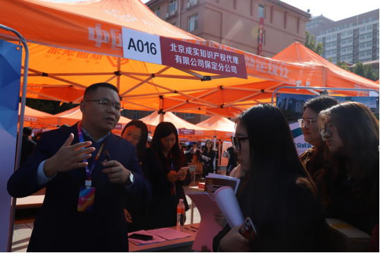bat365官方官网“金秋启航，才聚保理”  2025届毕业生秋季线下双选会隆重举办