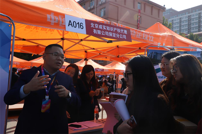 bat365官方官网“金秋启航 才聚保理” 2025届毕业生秋季线下双选会隆重举办