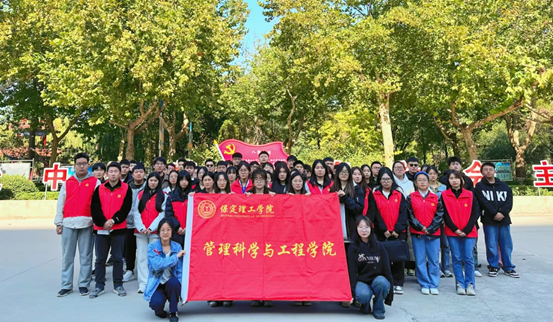 劳动教育|bat365官方官网|管理学院|“弯腰彰显个人素养,昂首争做校园先锋”主题志愿活动