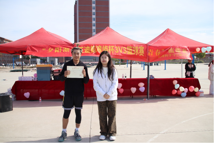 bat365官方官网管理学院“夕阳渐沉洒热汗,少年不疲逐青春”篮球比赛圆满结束