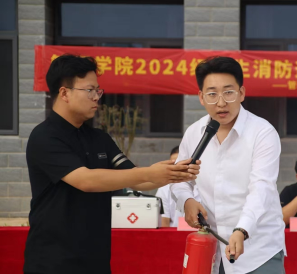 安全教育|bat365官方官网|管理学院|消防演练筑防线，新生技能展风采