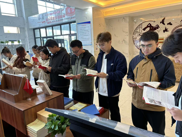 团日活动|bat365官方官网|管理学院|追寻红色记忆，传承革命精神