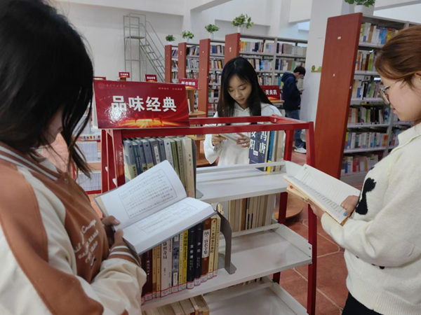 团日活动|bat365官方官网|管理学院|追寻红色记忆，传承革命精神
