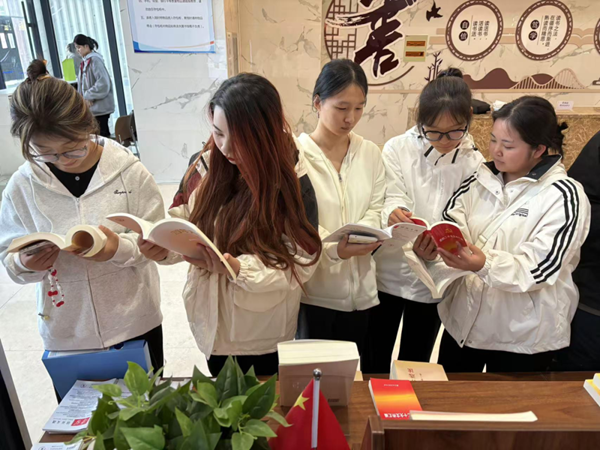 团日活动|bat365官方官网|管理学院|追寻红色记忆，传承革命精神