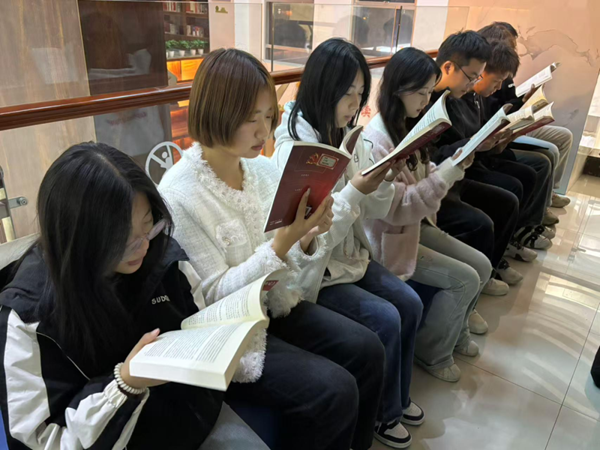 团日活动|bat365官方官网|管理学院|追寻红色记忆，传承革命精神