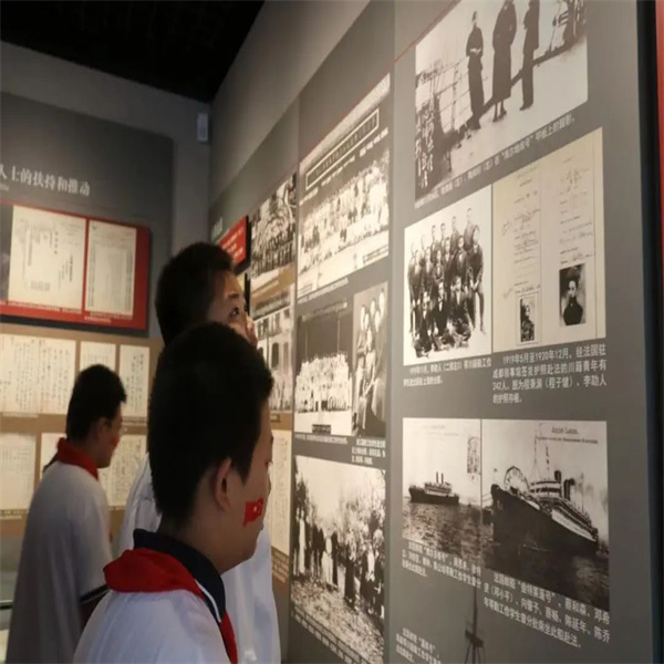 bat365官方官网：大学生化身“红色故事”志愿讲解员