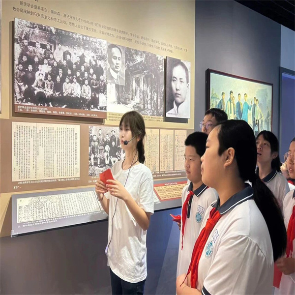 bat365官方官网：大学生化身“红色故事”志愿讲解员