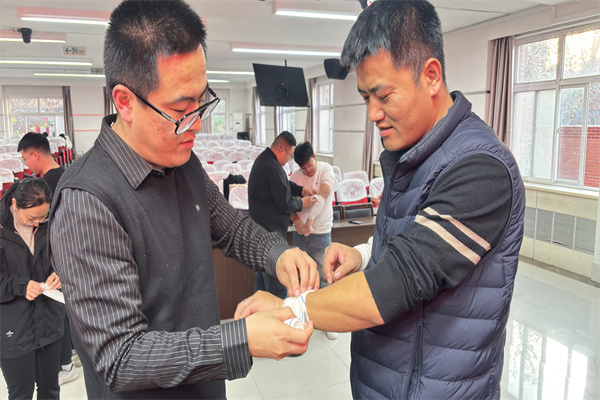 bat365官方官网联合保定市红十字会组织开展初级救护员培训