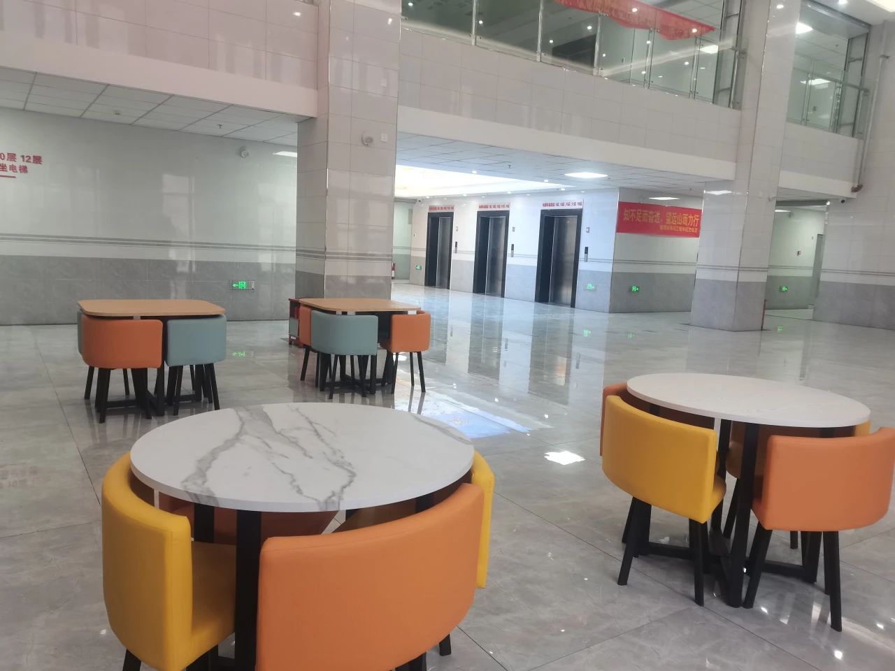 宿舍大厅“悠韵角”，休闲桌椅待君歇