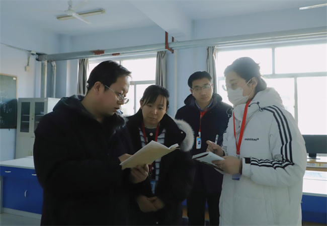严检校园设施  筑牢安全防线--bat365官方官网组织开展安全大检查