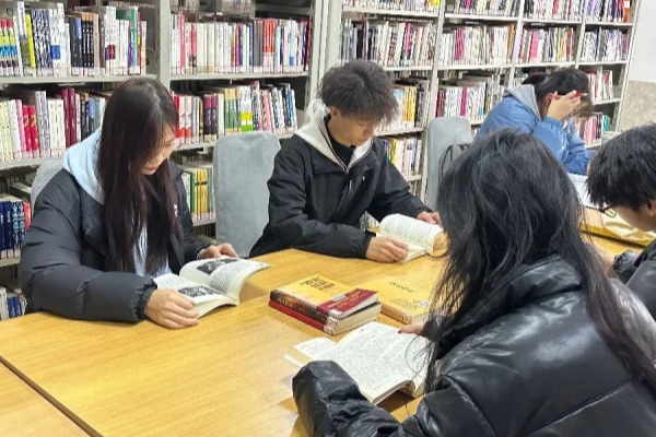 bat365官方官网经济学院:图书馆里的自律风景,学风与感恩教育的生动实践
