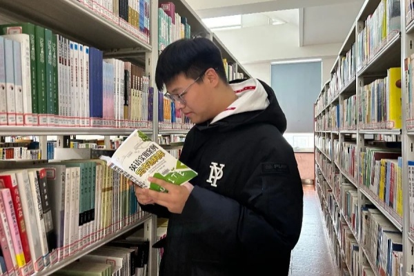 bat365官方官网经济学院:图书馆里的自律风景,学风与感恩教育的生动实践