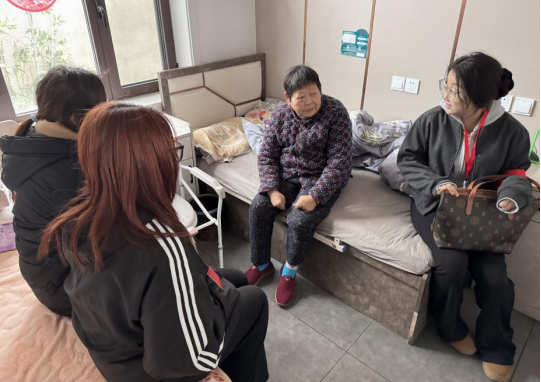 志愿服务 红心向党——bat365党员志愿者服务队开展敬老活动