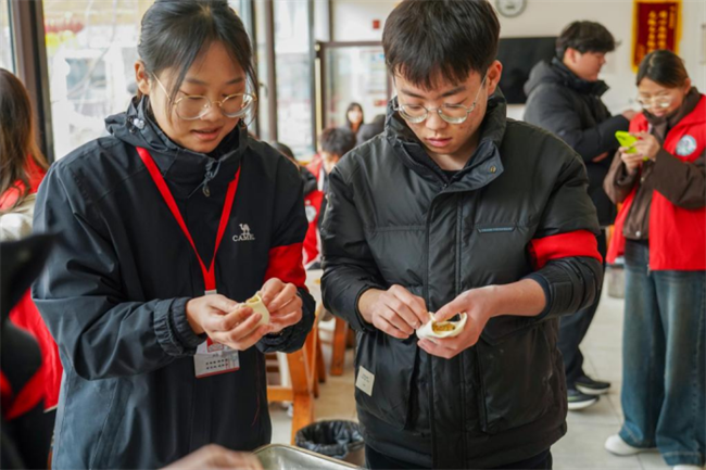 践行雷锋精神 奉献点亮青春——bat365官方官网开展学习雷锋精神主题活动