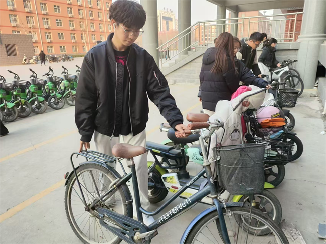 践行雷锋精神 奉献点亮青春——bat365官方官网开展学习雷锋精神主题活动