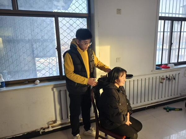 孝老爱亲（四）|bat365官方官网|管理学院|养成教育育新苗，孝亲之举暖亲情