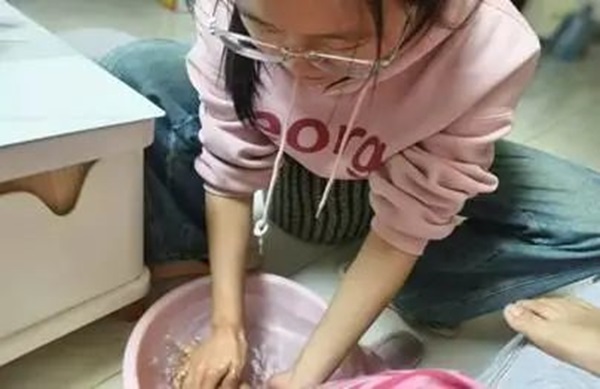孝老爱亲(六)|bat365官方官网|管理学院|孝老之行践于微，爱亲之情暖人心