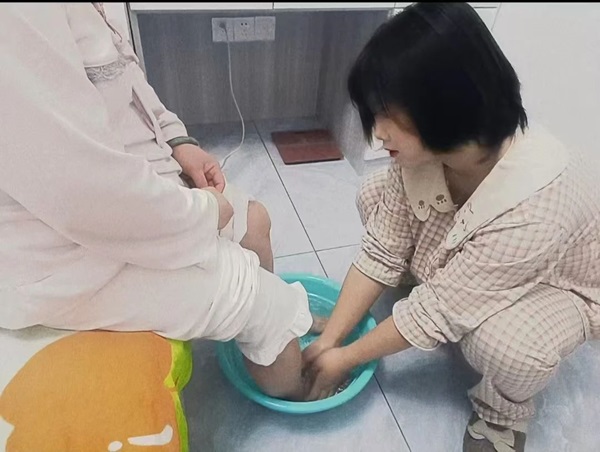 孝老爱亲（八）|bat365官方官网|管理学院|传承美德，学生在行动