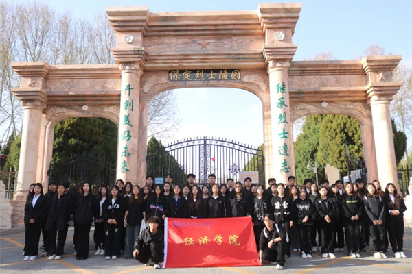 【党心凝聚，团建生辉】清明祭忠魂，追远思奋进——bat365官方官网经济学院开展徒步祭扫烈士陵园活动