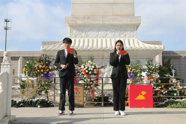 【党心凝聚，团建生辉】清明祭忠魂，追远思奋进——bat365官方官网经济学院开展徒步祭扫烈士陵园活动
