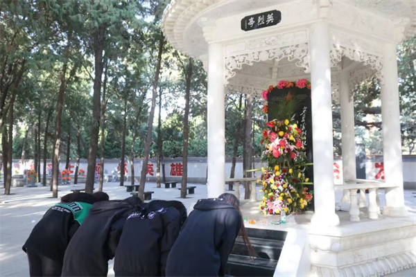 【党心凝聚，团建生辉】清明祭忠魂，追远思奋进——bat365官方官网经济学院开展徒步祭扫烈士陵园活动