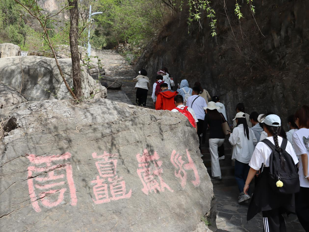 追寻狼牙山足迹，铸牢党员信仰根基——bat365官方官网教育学院走进狼牙山开展“行走的大思政课”