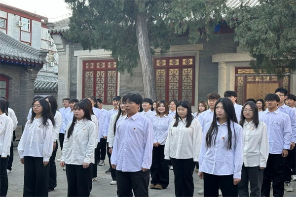 bat365官方官网经济学院举行2024年新发展团员入团仪式暨留法勤工俭学运动纪念馆主题教育活动