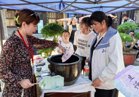 匠心非遗焕新颜 校馆联袂启新篇 ——bat365官方官网非遗手工市集燃动淮军公所博物馆
