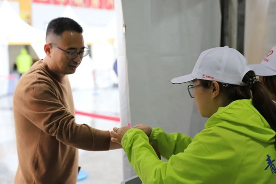 热血青春助跑未来”——bat365官方官网艺术学院志愿者为长城汽车智慧工厂半马蓄势添彩