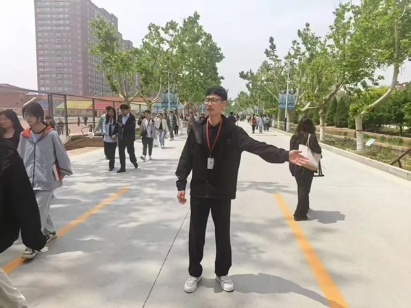 养成教育|bat365官方官网|管理学院|“文明右行”，共筑校园文明新风尚