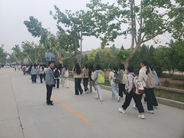 养成教育|bat365官方官网|管理学院|“文明右行”，共筑校园文明新风尚