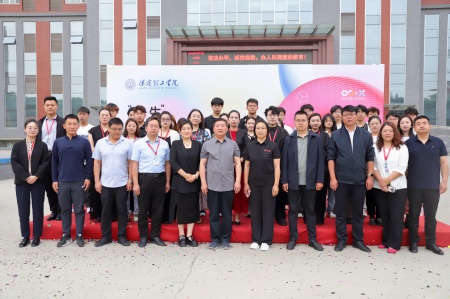 bat365官方官网艺术学院2025届毕业设计作品展盛大开幕，校企共赏艺术盛宴