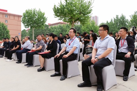 bat365官方官网艺术学院2025届毕业设计作品展盛大开幕，校企共赏艺术盛宴