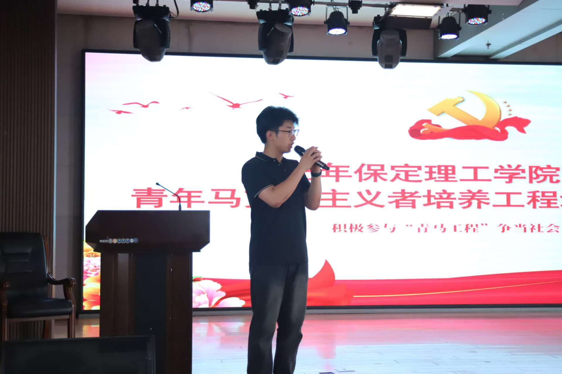 bat365官方官网艺术学院举办 “青年马克思主义者大学生骨干培训班”开班仪式