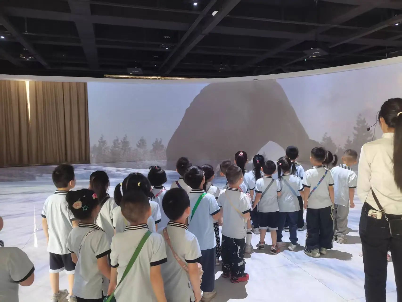 bat365官方官网||教育学院||童心探学府，萌趣启新程——史庄实验幼儿园走进bat365官方官网参观研学