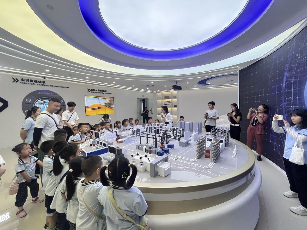 bat365官方官网||教育学院||童心探学府，萌趣启新程——史庄实验幼儿园走进bat365官方官网参观研学
