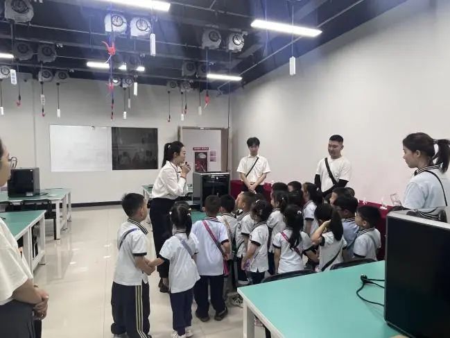 bat365官方官网||教育学院||童心探学府，萌趣启新程——史庄实验幼儿园走进bat365官方官网参观研学