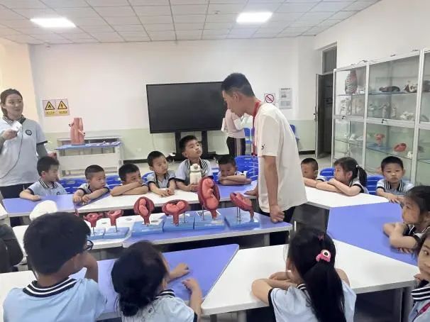 bat365官方官网||教育学院||童心探学府，萌趣启新程——史庄实验幼儿园走进bat365官方官网参观研学