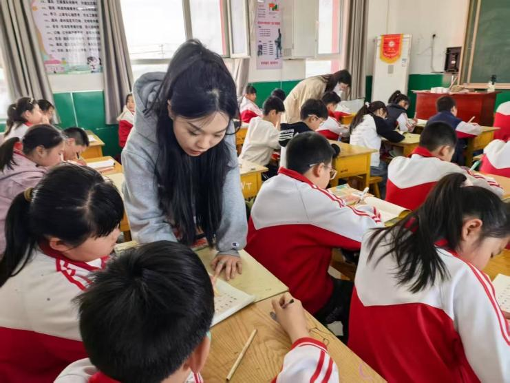 bat365官方官网||教育学院||笔端传薪火，实践共成长——教育学院助力清苑区第五小学书法课程圆满收官