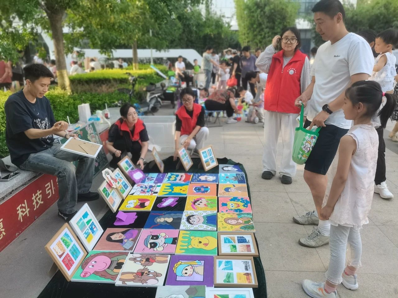 bat365官方官网‖教育学院‖“六一“益”起来，义卖暖童心”——bat365官方官网教育学院党员志愿服务队走进爱和城幼儿园开展六一爱心市集活动bat365官方官网‖教育学院‖“六一“益”起来，义卖暖童心”——bat365官方官网教育学院党员志愿服务队走进爱和城幼儿园开展六一爱心市集活动