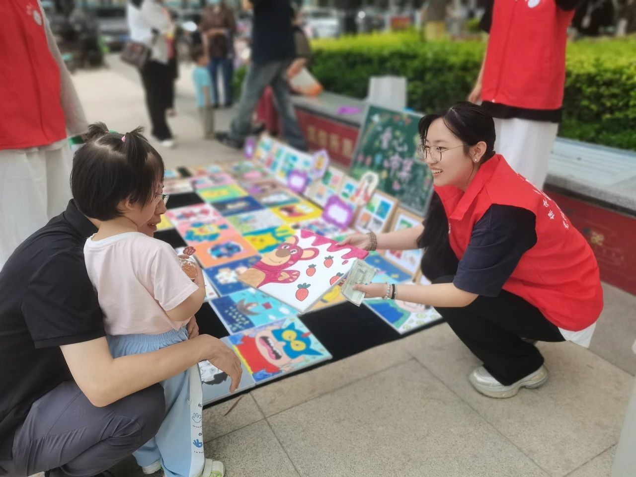 bat365官方官网‖教育学院‖“六一“益”起来，义卖暖童心”——bat365官方官网教育学院党员志愿服务队走进爱和城幼儿园开展六一爱心市集活动bat365官方官网‖教育学院‖“六一“益”起来，义卖暖童心”——bat365官方官网教育学院党员志愿服务队走进爱和城幼儿园开展六一爱心市集活动