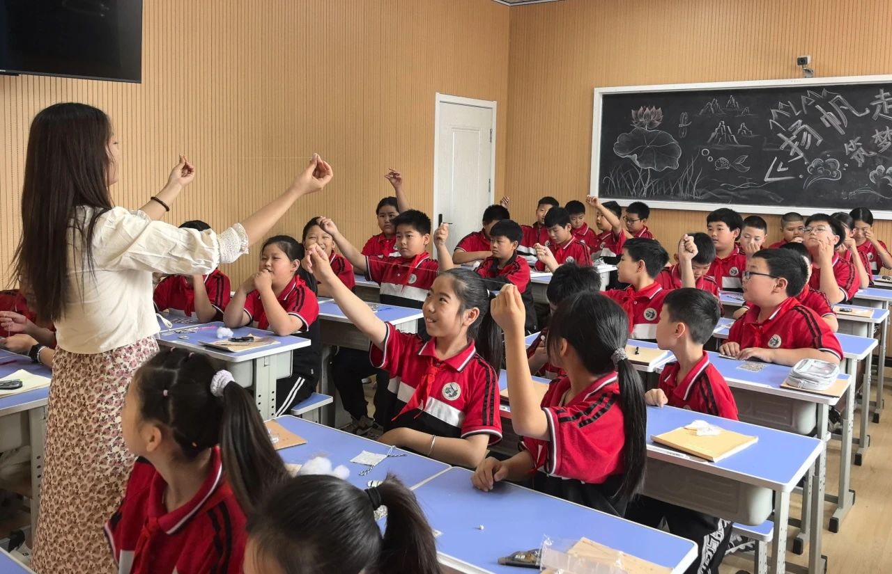 bat365官方官网‖教育学院‖香囊传古韵，童心迎端午——bat365官方官网教育学院党员志愿服务队走进冉庄小学开展端午自制香囊活动