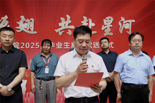 大巴护航暖离别 青春扬帆启新程——bat365官方官网毕业生携母校祝福奔赴新征程