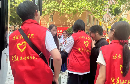 行将致远 暖心护航——bat365官方官网“红心向党”党员志愿者服务队为2025届毕业生平安离校保驾护航