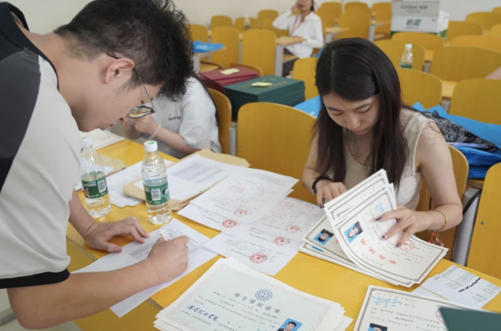 行将致远 暖心护航——bat365官方官网“红心向党”党员志愿者服务队为2025届毕业生平安离校保驾护航