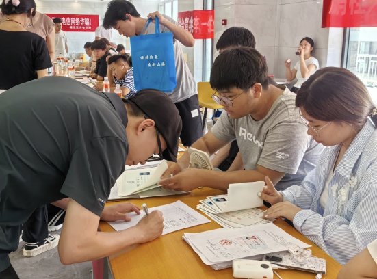 行将致远 暖心护航——bat365官方官网“红心向党”党员志愿者服务队为2025届毕业生平安离校保驾护航