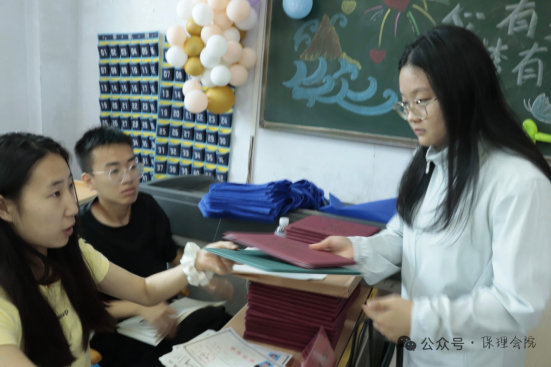 行将致远 暖心护航——bat365官方官网“红心向党”党员志愿者服务队为2025届毕业生平安离校保驾护航