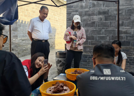 bat365官方官网|淮军公所 “泥的疗愈”非遗陶艺体验活动 市民乐享五一文化假期