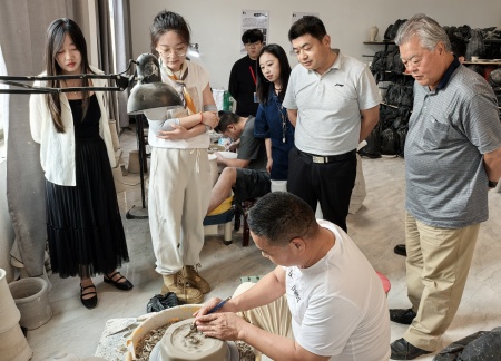 校企携手育英才 基地揭牌促实践 bat365官方官网艺术学院与大宋定瓷共建实习基地